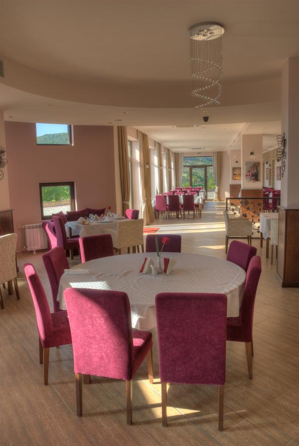 Hotel Chateau Des Bergers Targoviste Kültér fotó